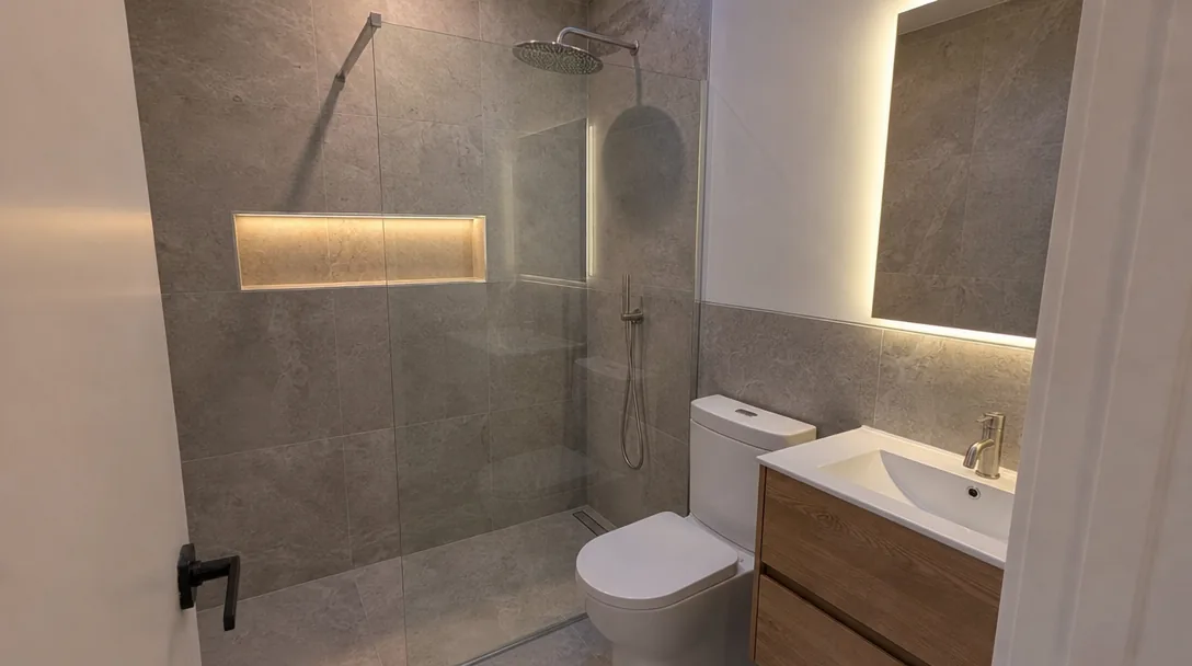 Baño reformado con ducha y mampara de cristal en Viladecans Baño reformado con ducha y mampara de cristal en Viladecans